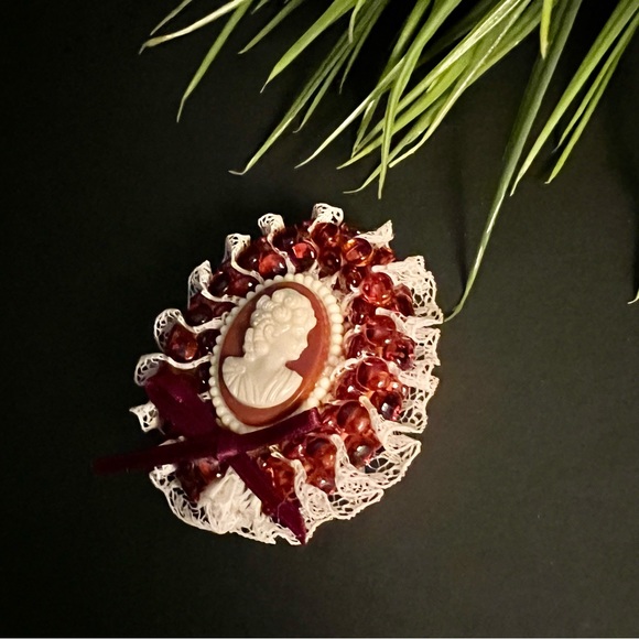 Vintage Victorian Cameo Brooch Pin - Picture 4 of 7